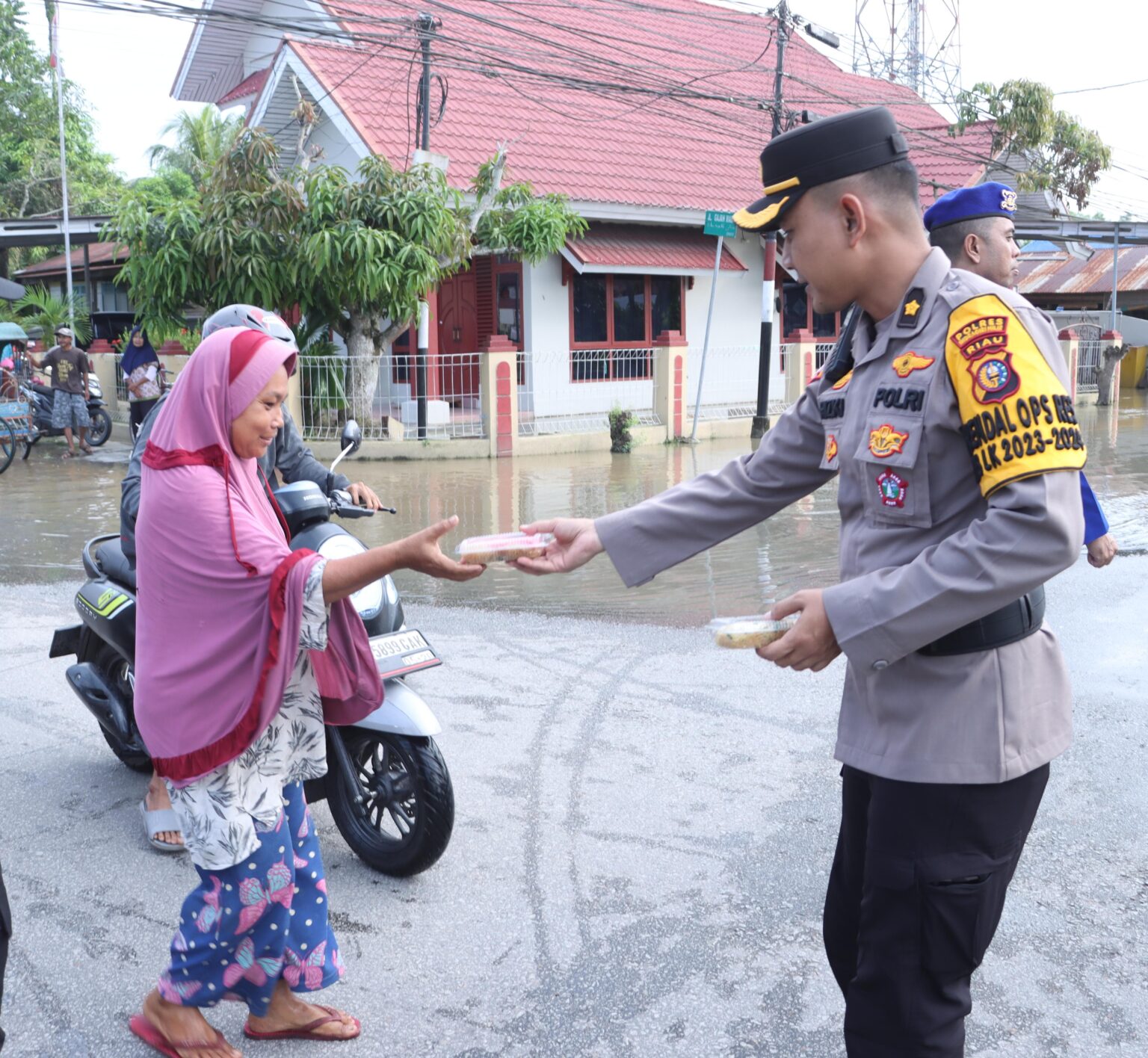 Kapolres Indragiri Hilir Bertamasya di Hari Pertama Puasa Ramadhan Bagikan Takjil